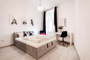 Hajos 43 Broadway Apartment